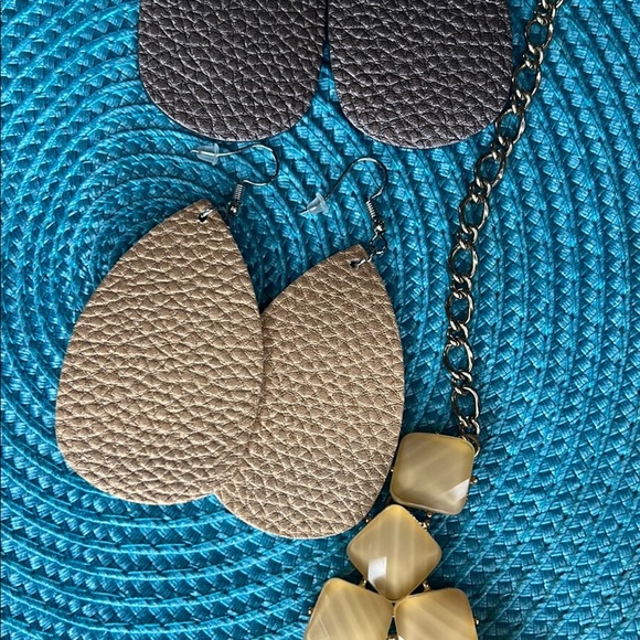 Geometric Necklace and Earrings Set, Beige and Metallic Grey Copper.Muted colors - Picture 6 of 10